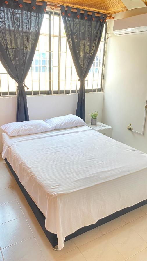 Habitaciones Cerca Al Aeropuerto 2 Cartagena Eksteriør bilde